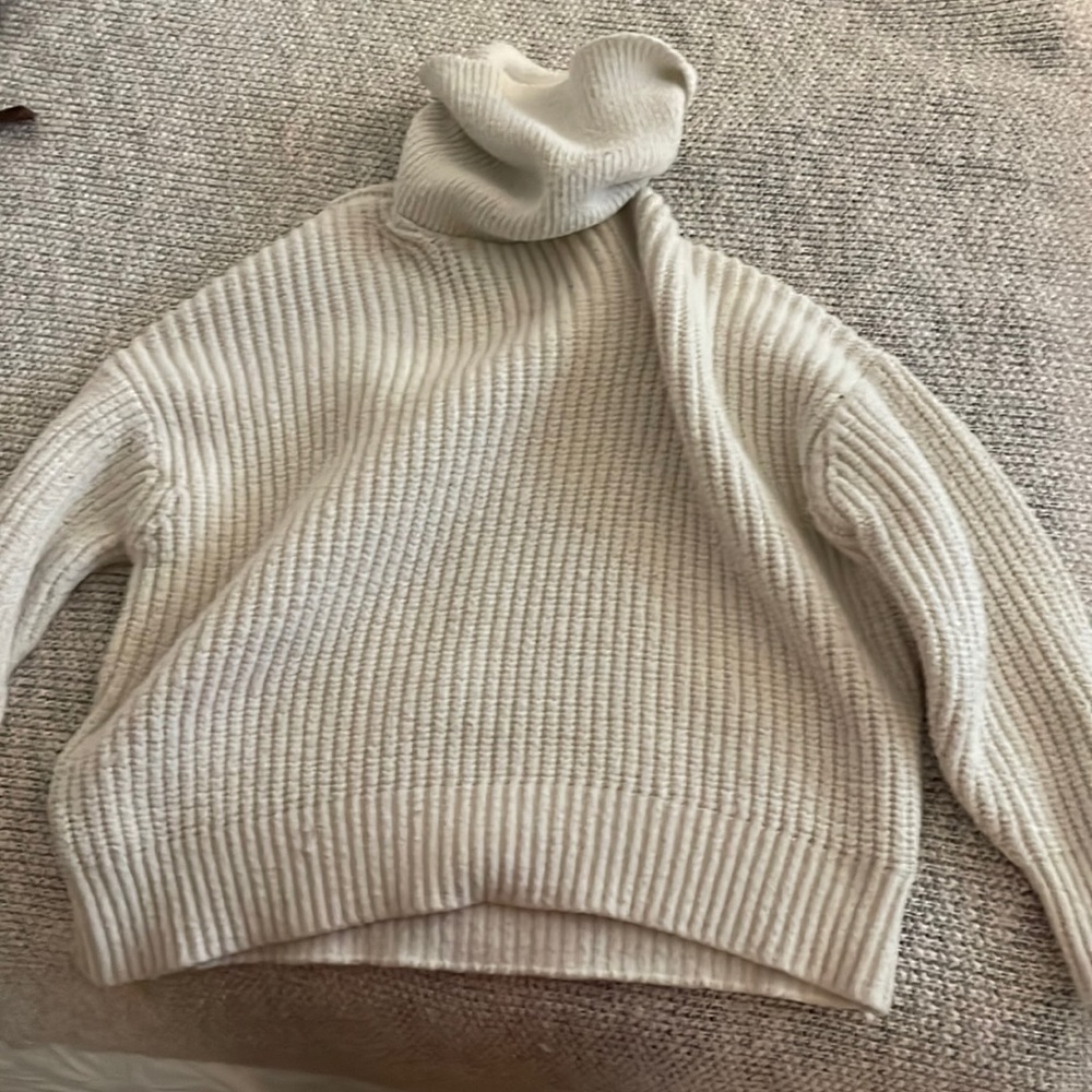 H&M white knit turtleneck sweater